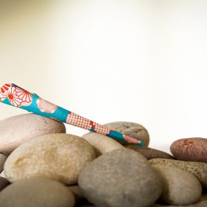 Joli fond turquoise avec fleurs rouges aux modernes motifs géométriques